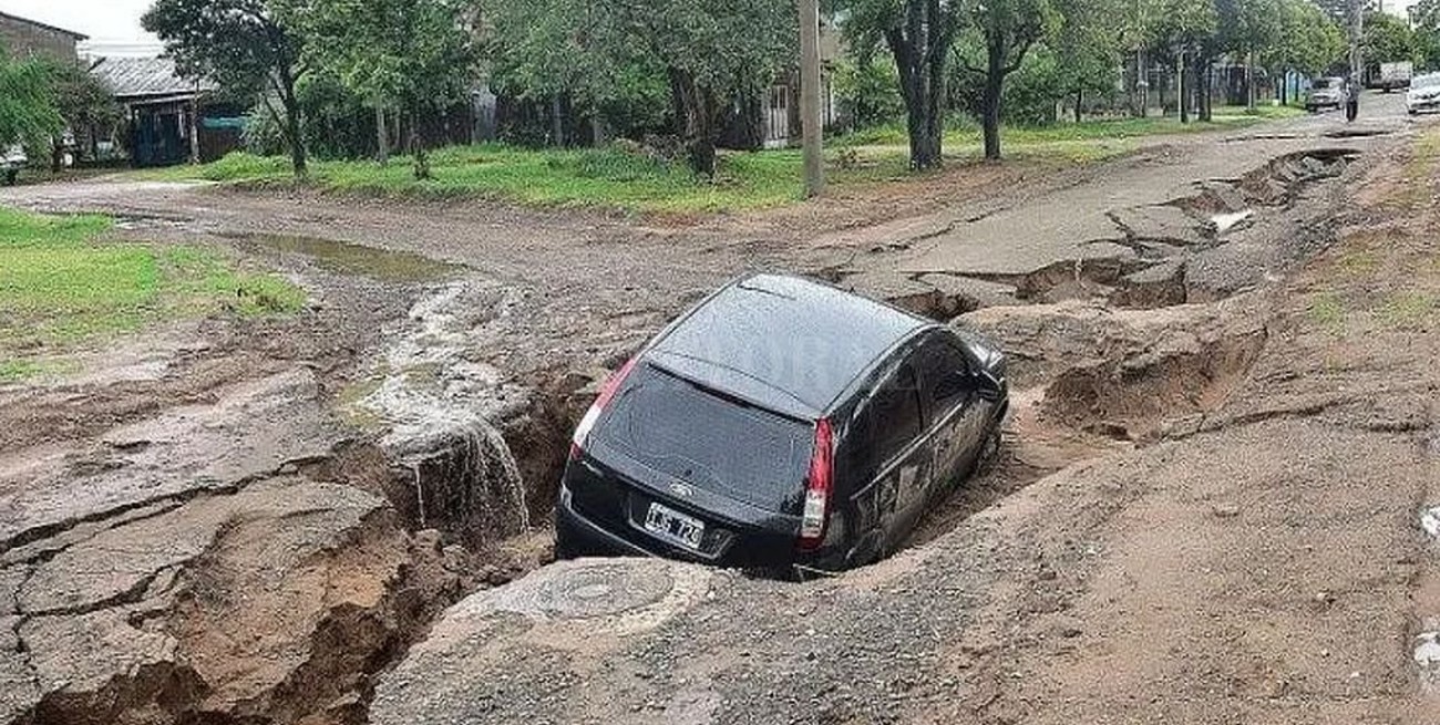 Se hundió una calle en Córdoba y se "tragó" un auto