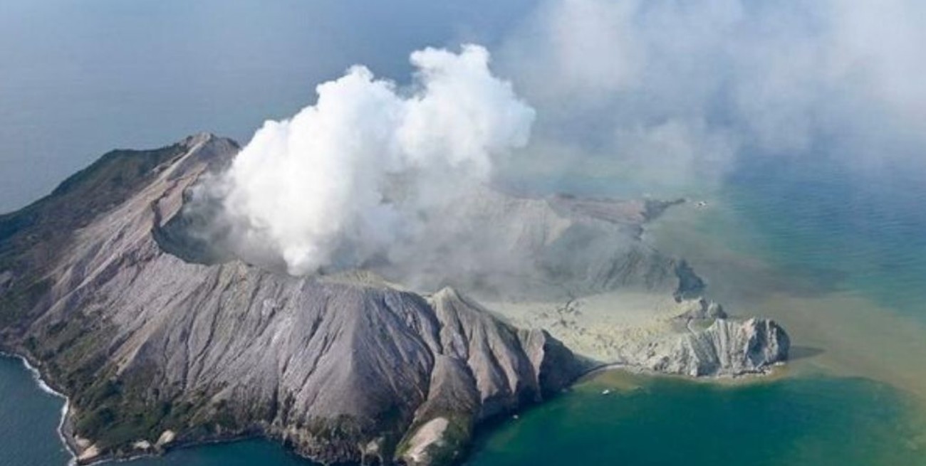 Estiman que pueden llegar a 14 los muertos por la erupción del volcán en Nueva Zelanda