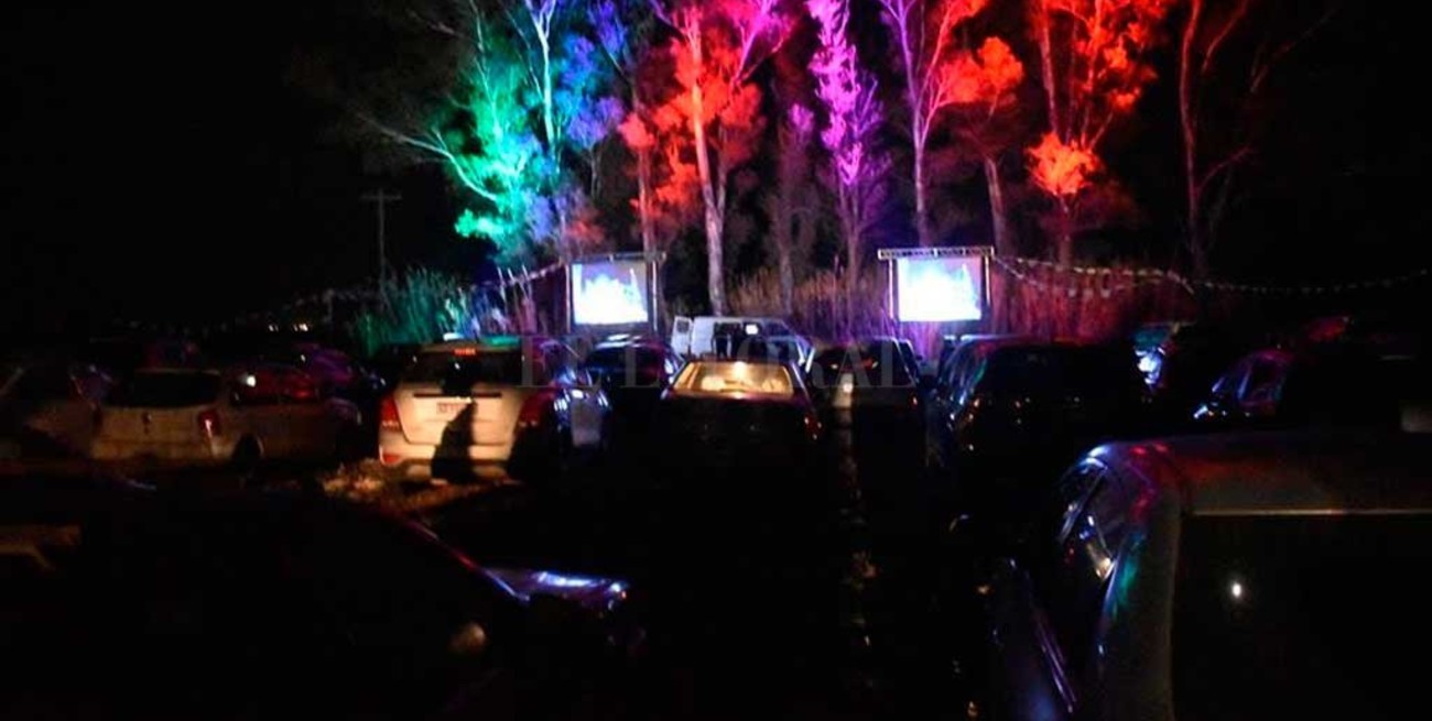Fue un éxito el estreno de un autocine en una localidad santafesina