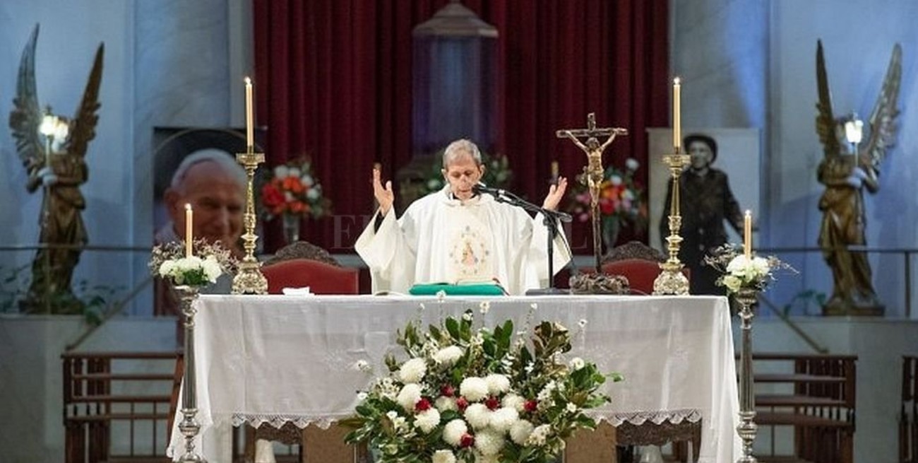 Paraná: un sacerdote realizó un exorcismo para expulsar al coronavirus del país