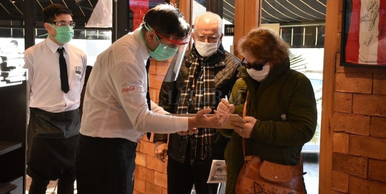 Covid-19: coordinan estrategias de cuidado con el comercio, la gastronomía, la construcción y los bancos