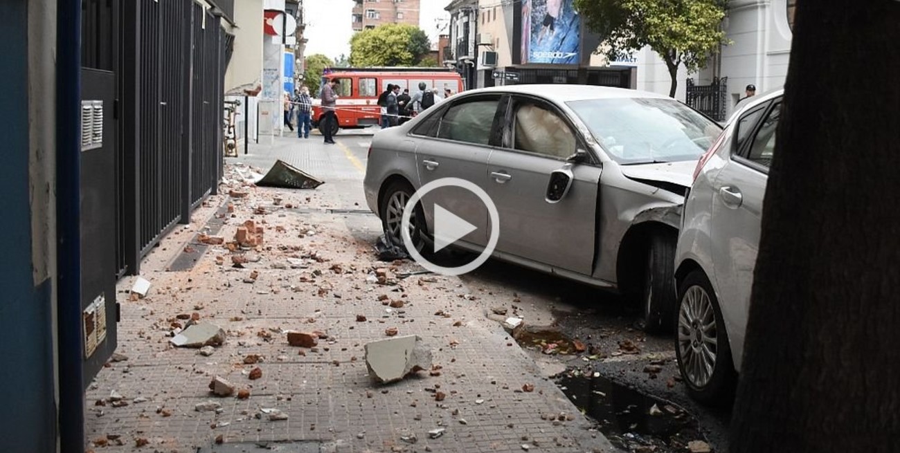 Video: se le trabó la caja automática y perdió el control del vehículo