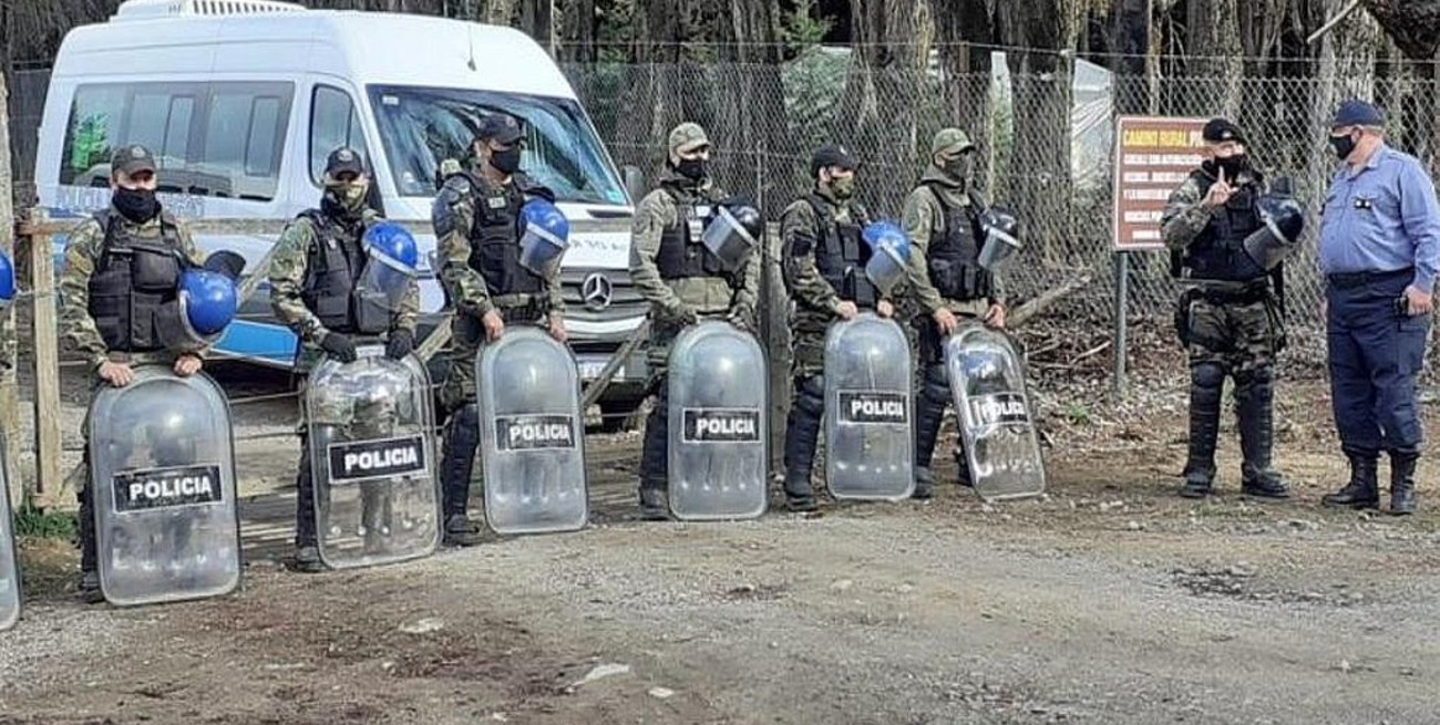 Desalojaron la toma de El Foyel: manifestantes agredieron a la gobernadora de Río Negro