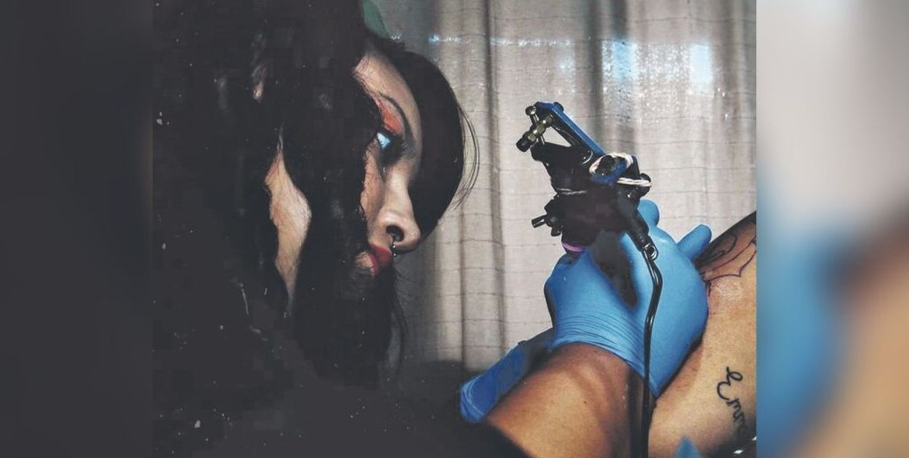 Tatuajes solidarios: una joven impulsa una movida denominada "Senos felices"