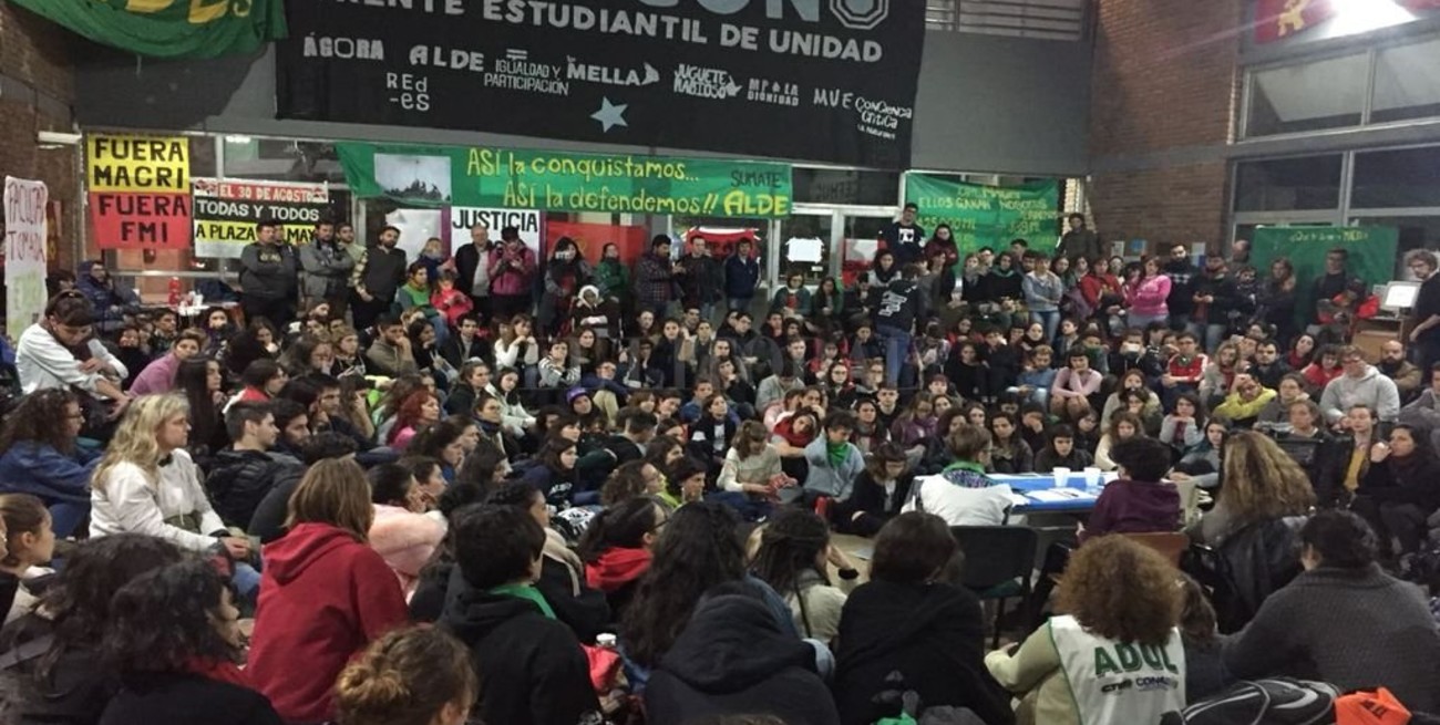 Estudiantes y docentes marchan para pedir respuestas sobre la situación universitaria