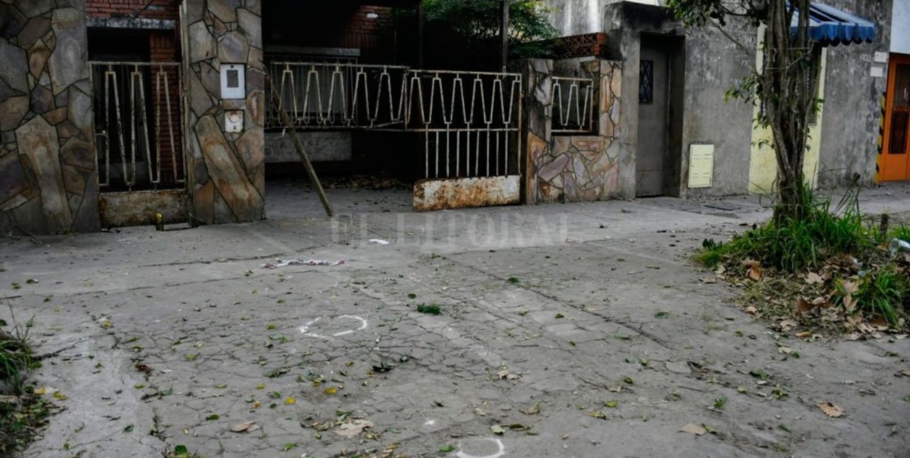 Asesinan a un hombre en Rosario y demoran a su vecino