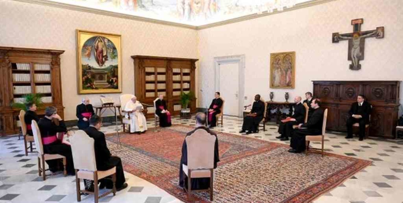 El papa Francisco retomó la agenda pública sin barbijo pero respetando el distanciamiento