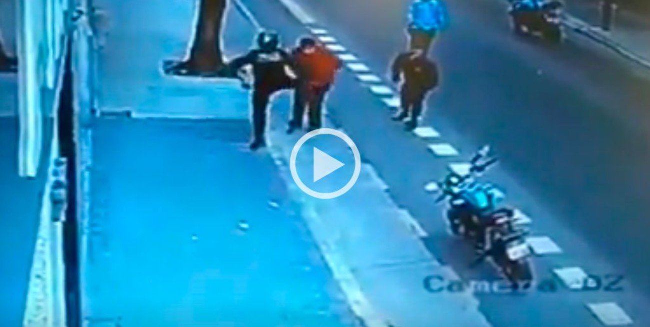 Video: Murió tras recibir una patada en el pecho de un policía