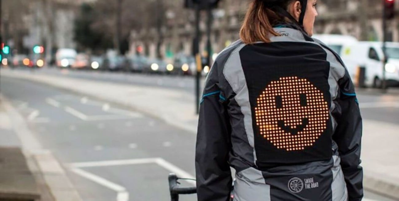 Crean una campera con emojis y señales para advertir a automovilistas