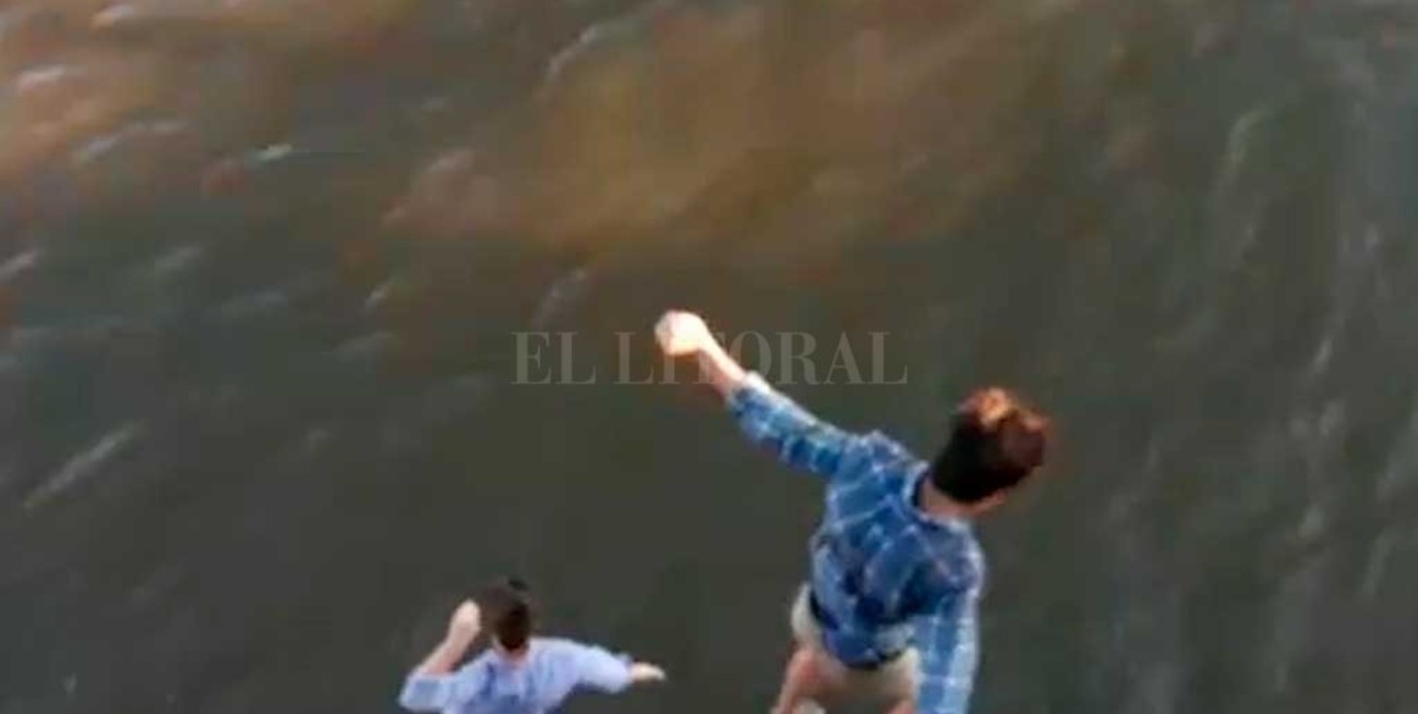 Video: dos jóvenes se tiraron desde el puente Colgante