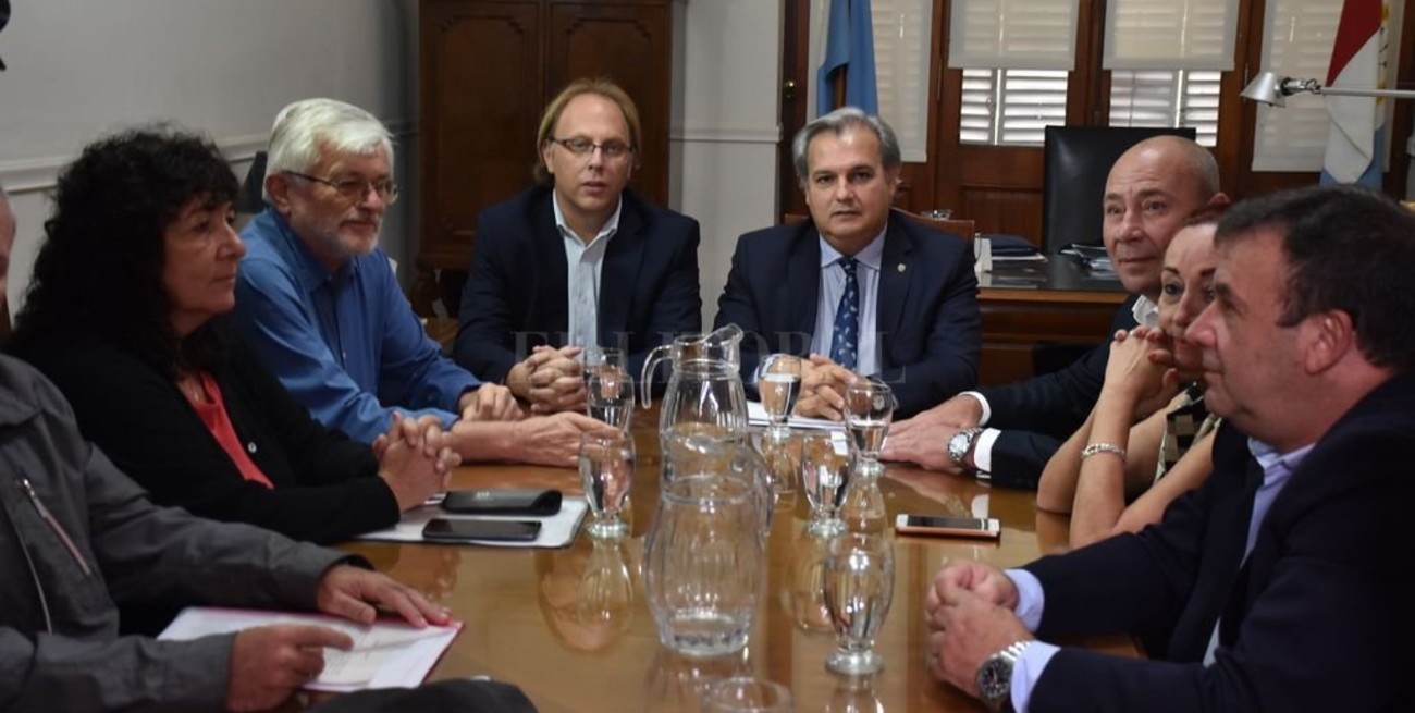 El gobierno de la provincia convocó a los gremios estatales a reunión paritaria