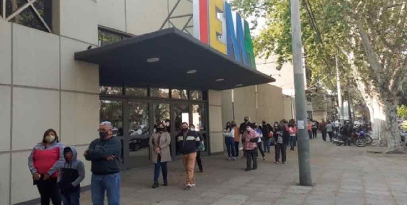 Masiva despedida al pastor Silvestri: el municipio critica que "no es momento para aglomeraciones"