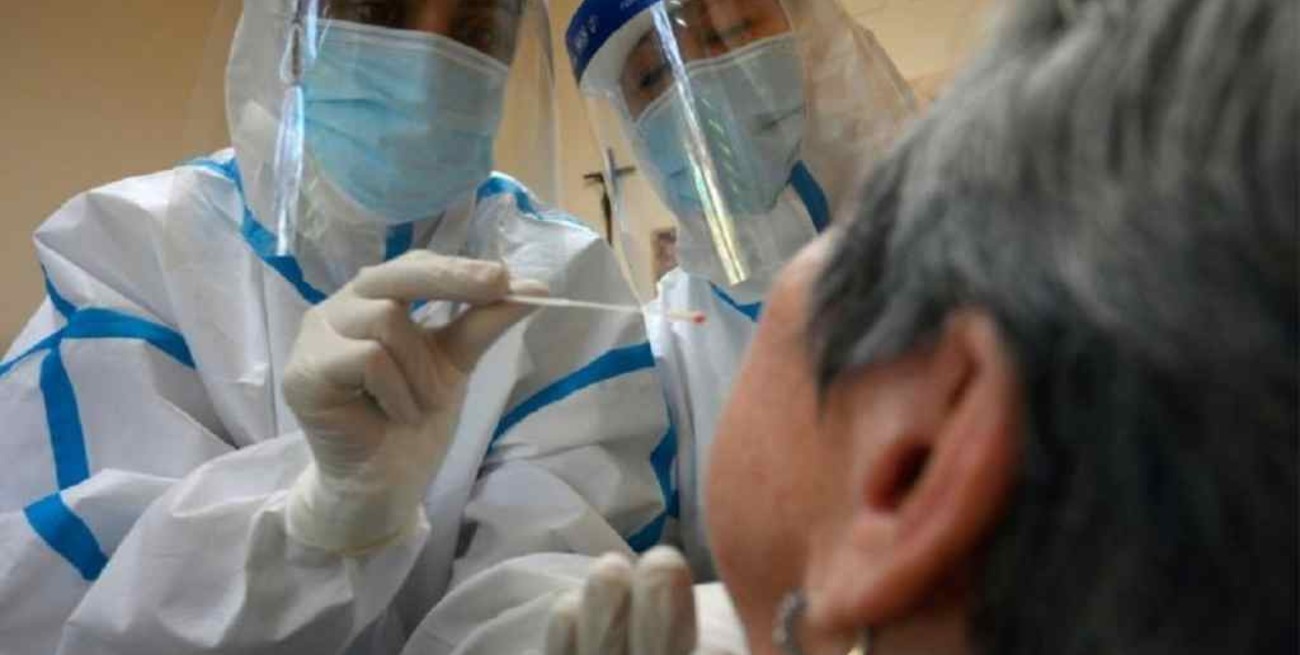 Coronavirus: quienes vivan con un infectado y tengan síntomas pueden ser diagnosticados sin testeo