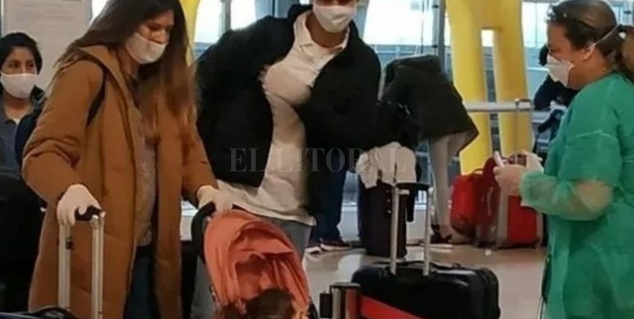 Juan Manuel Urtubey e Isabel Macedo volvieron al país en un vuelo de repatriación