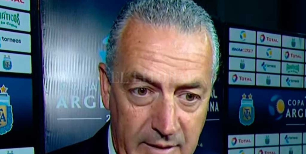 "Cada vez que venimos levantando algo nos tira para atrás", se lamentó Alfaro