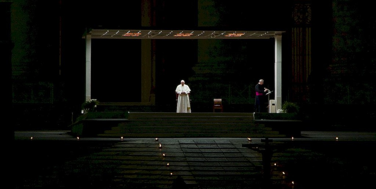 Francisco encabezó un inédito Via Crucis en una Plaza San Pedro vacía por el coronavirus