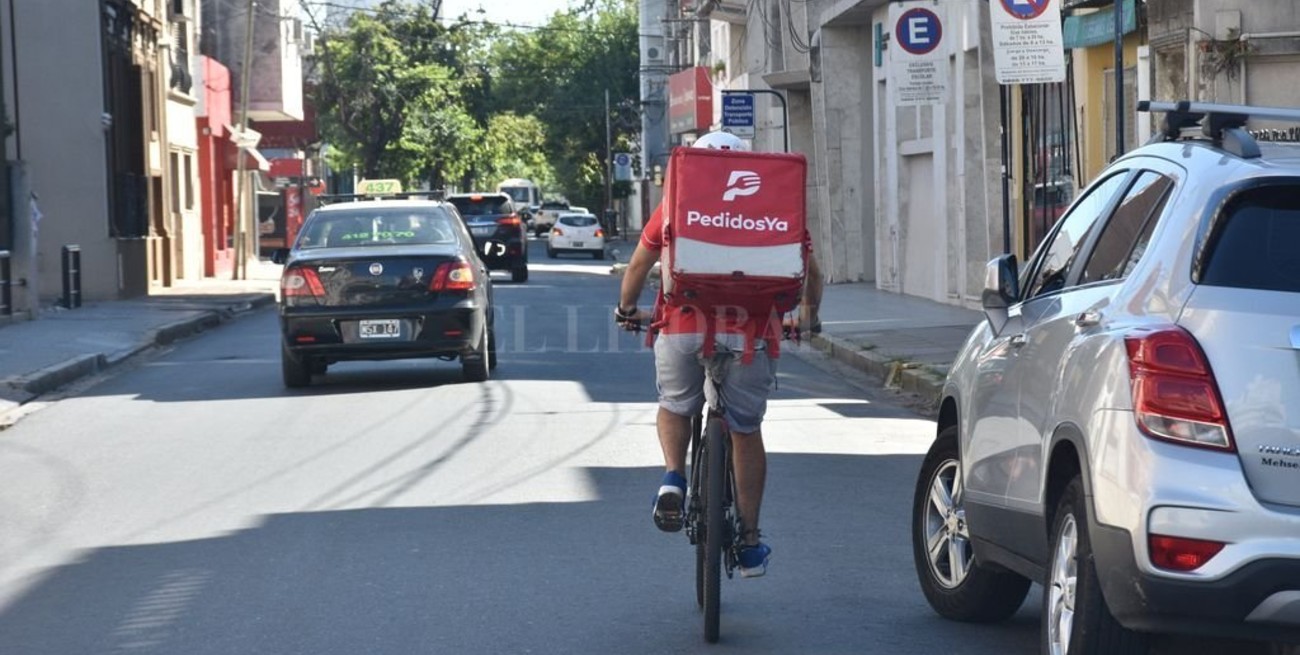 Advierten que apps de delivery cobran recargo, y piden por el compre directo