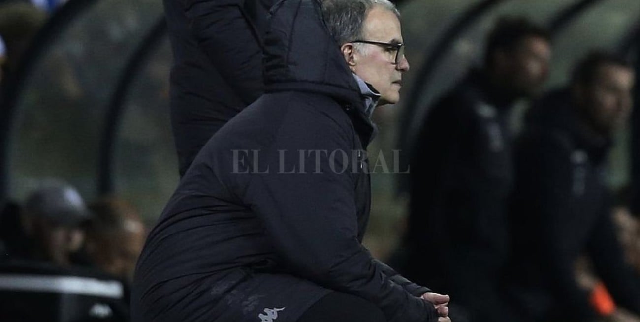 Tras la polémica por espionaje, el Leeds de Bielsa ganó y sigue puntero