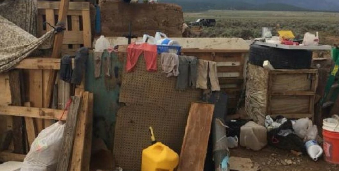 Hallaron 11 niños en condiciones de miseria y desnutrición en el desierto de Nuevo México