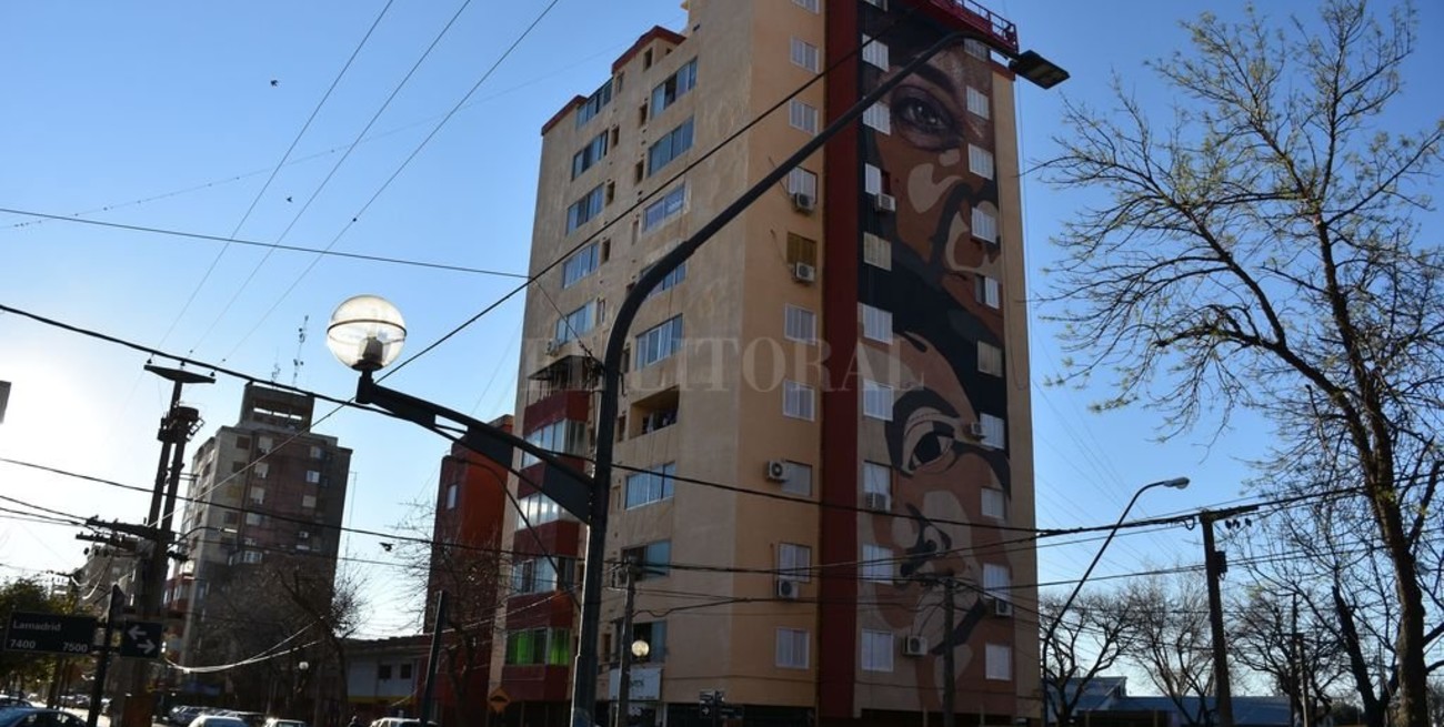 Las Flores: "Cobre" pinta un mural  dedicado a las madres y las abuelas 