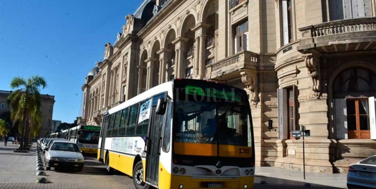 Movilización de colectivos en la puerta de Casa de Gobierno
