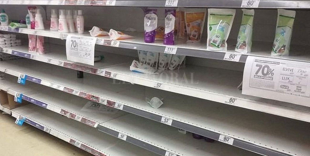 Denunciaron a un supermercado por esconder todo el alcohol en gel en su depósito