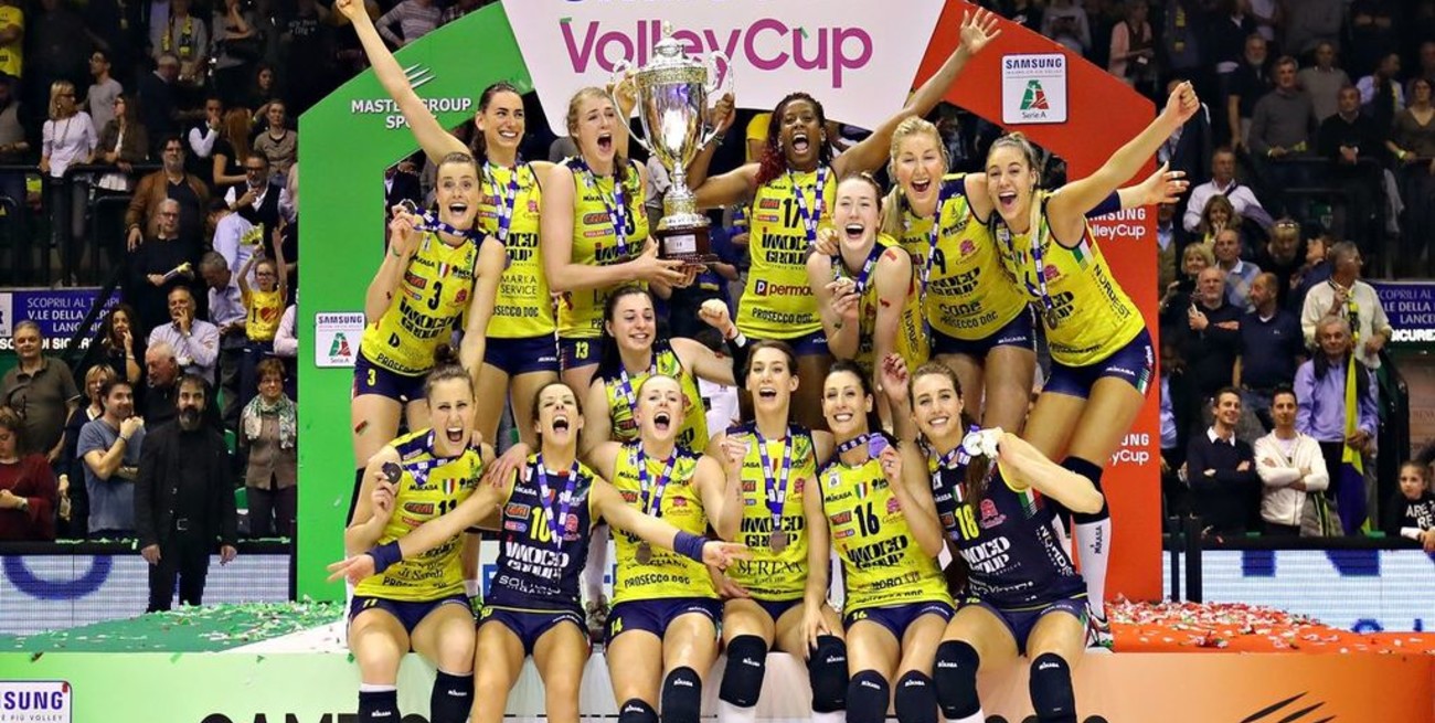 Santafesina campeona de voley en Italia: la particular celebración nudista del equipo 