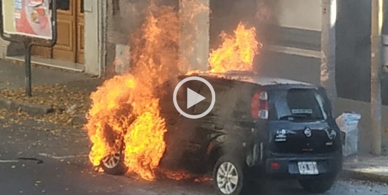 Video: se incendió un taxi