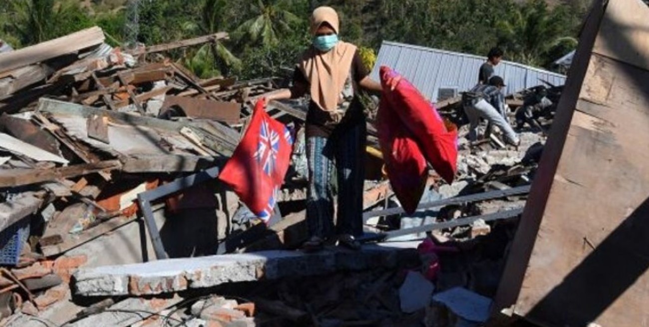 Indonesia sacudida por un temblor y la caída de un puente