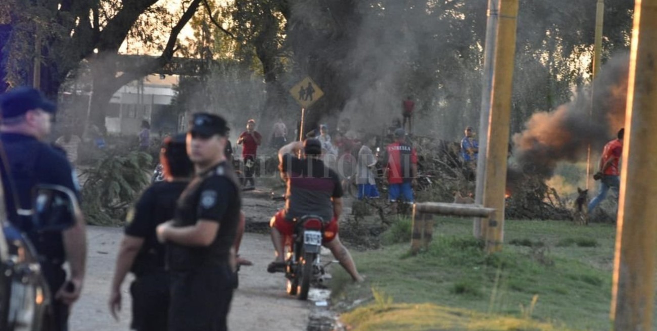 Un piquete impidió salir a 3 mil personas del Mercado de Abasto