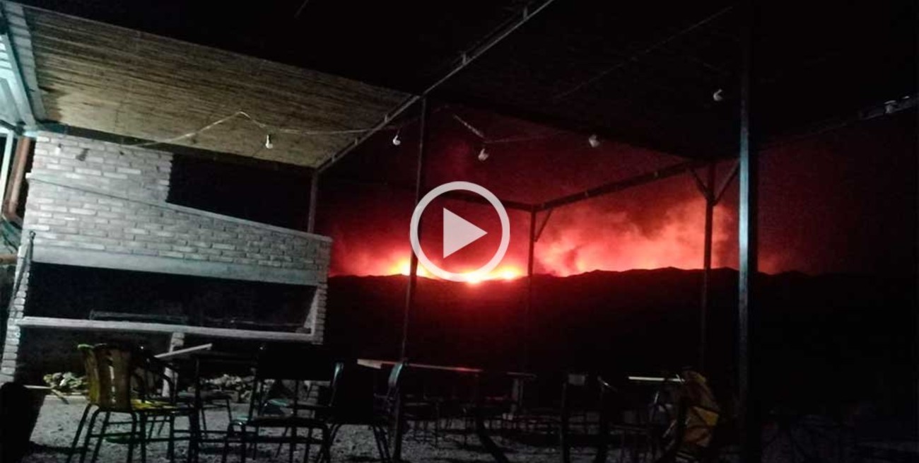 El fuego obligó a evacuar a turistas y pobladores de localidades cordilleranas de Mendoza