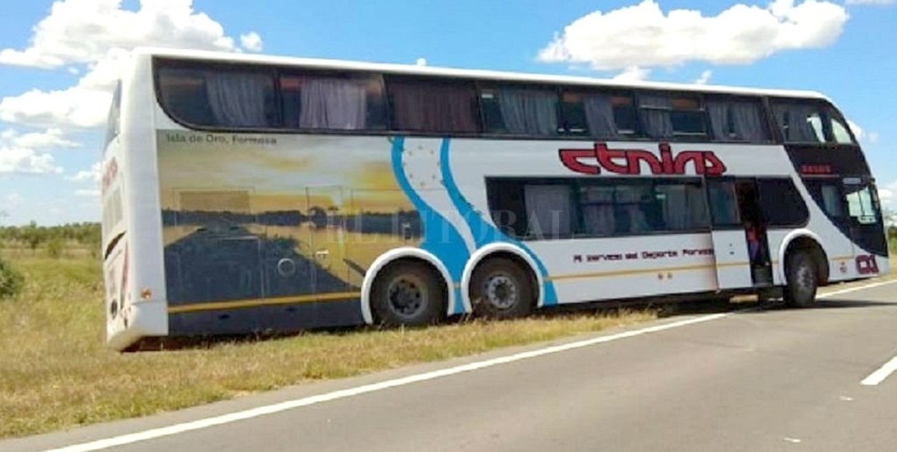 Un chofer ebrio que llevaba 40 jóvenes protagonizó un accidente