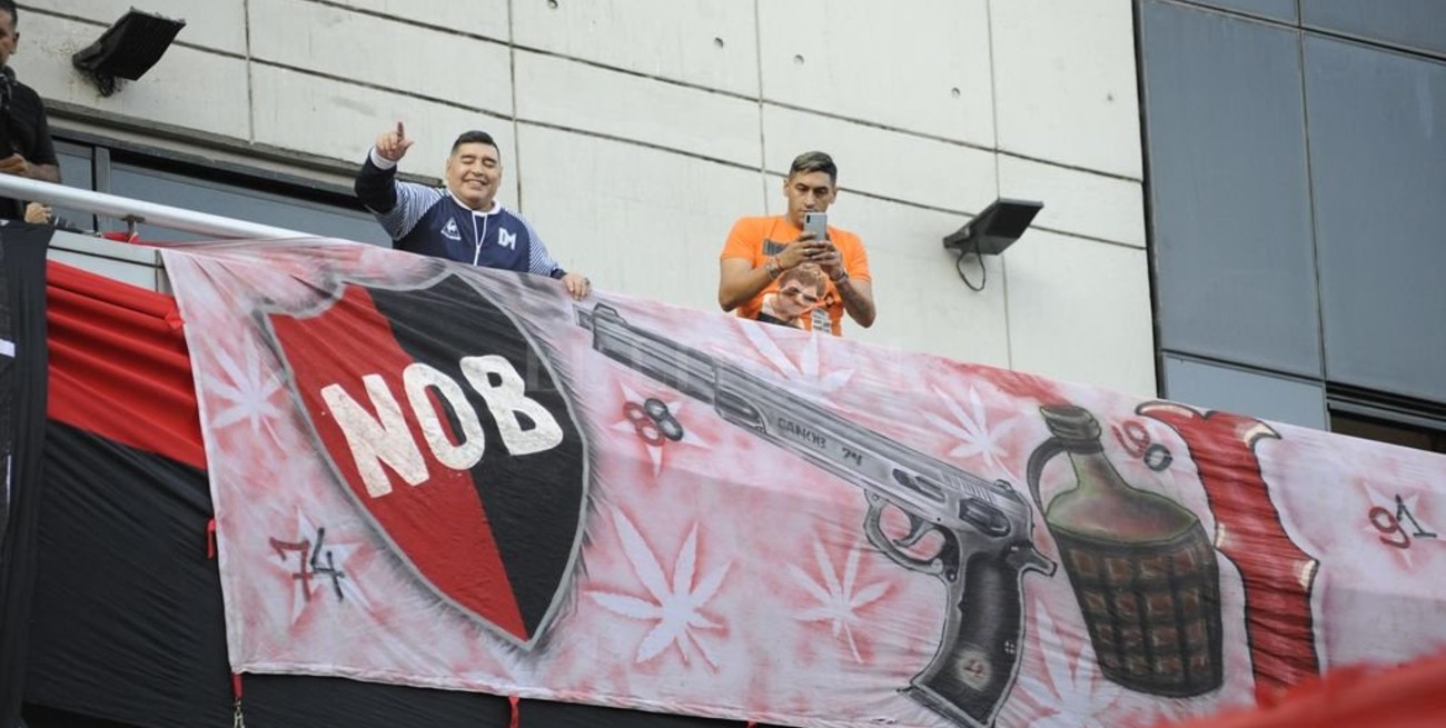 Maradona llegó a Rosario y saludó desde el hotel