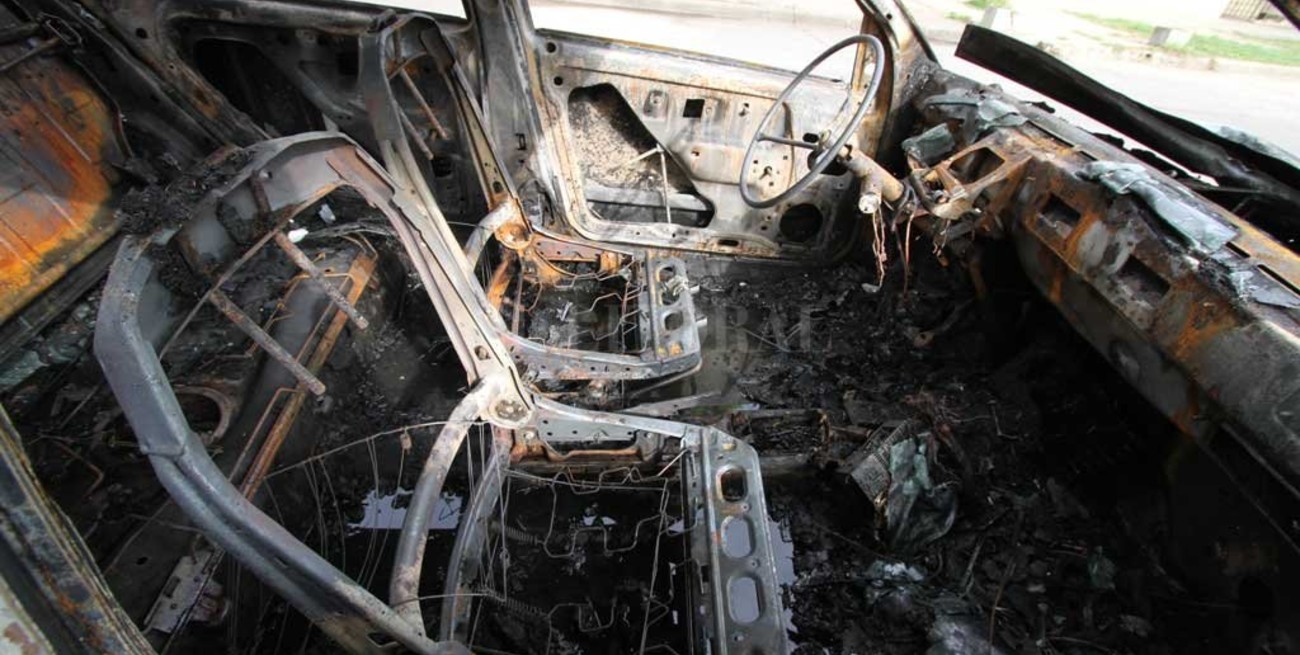Quemaron un auto en barrio Centenario