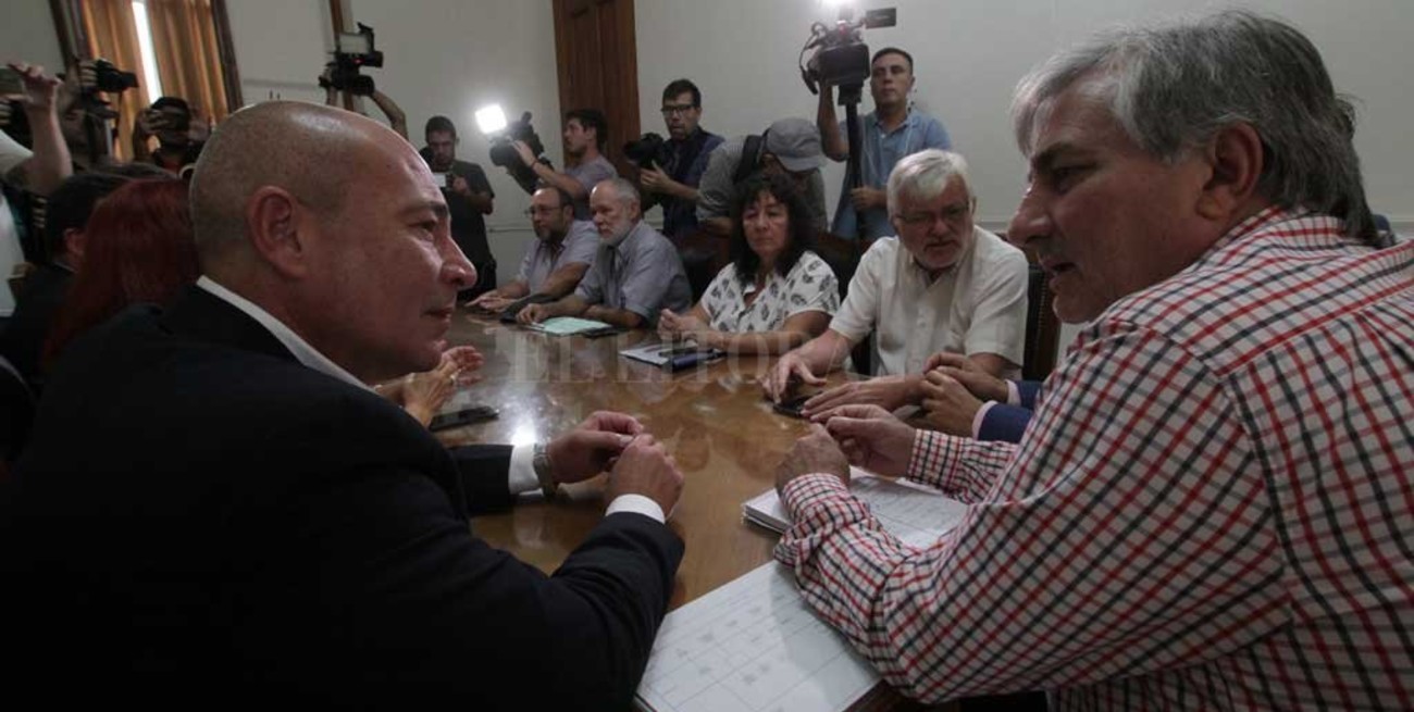 El gobierno retoma el diálogo con gremios docentes y estatales