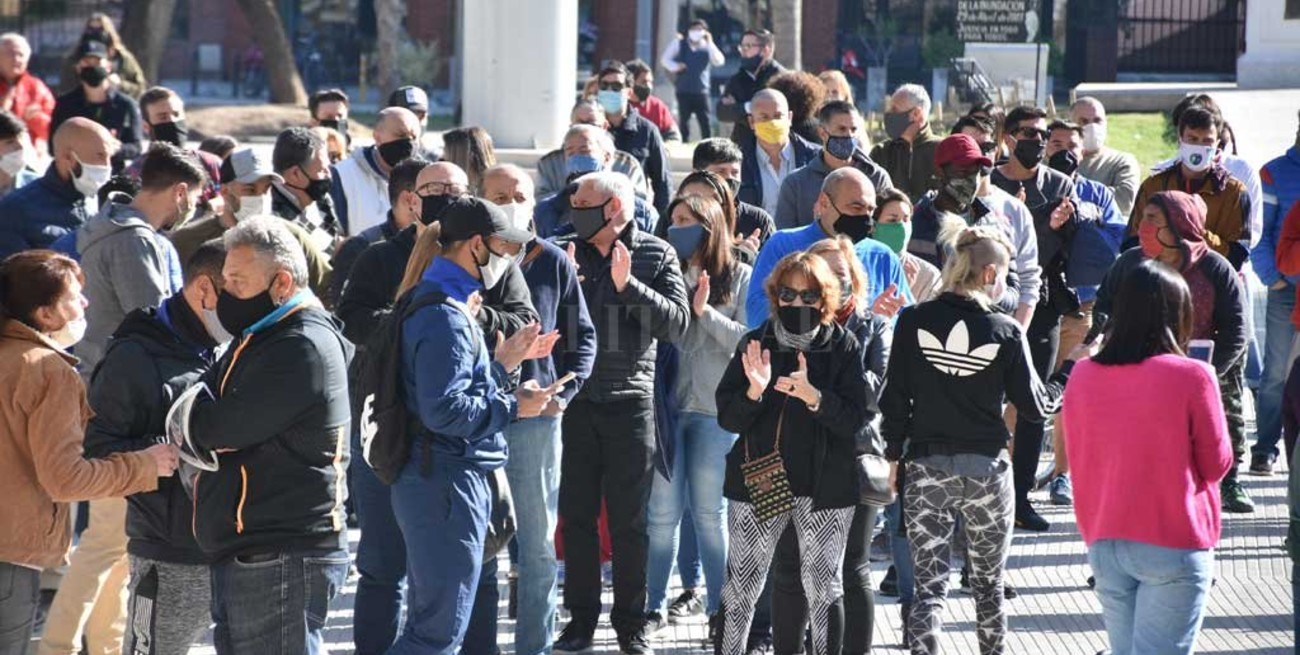 Frente a Casa de Gobierno, el comercio  advirtió que "no resiste" más restricciones