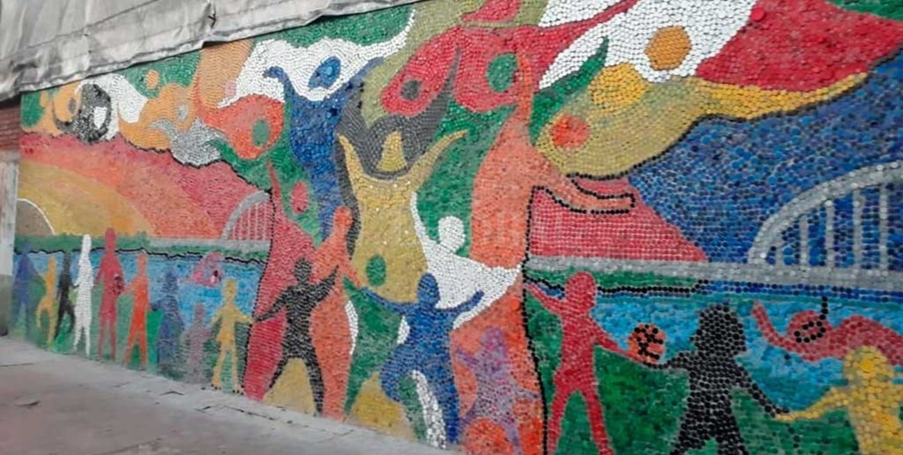 Santo Tomé: inauguraron el mural hecho  con tapitas más grande de la localidad
