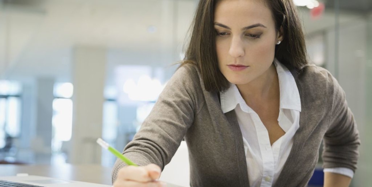 Ser mujer y trabajar es un camino cuesta arriba