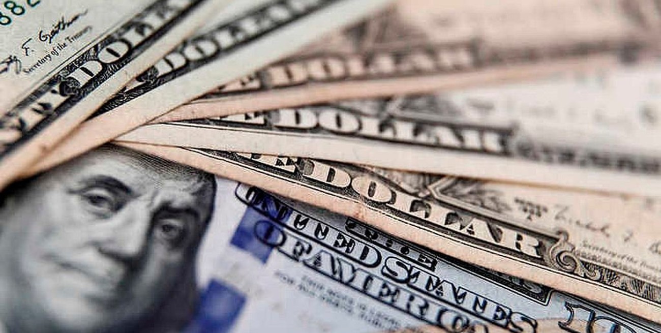 El dólar abrió a $ 75,75 y el "blue" se vende a $ 139
