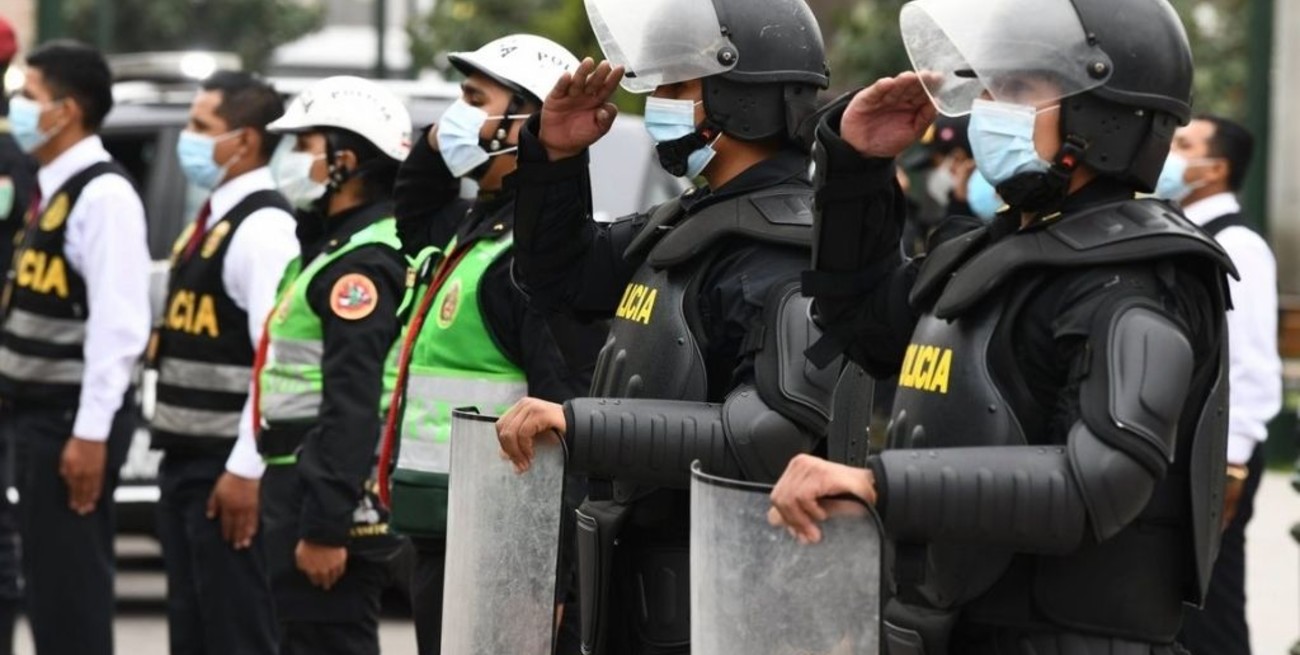 Más de 33.000 policías contagiados y más de 500 muertos por la pandemia en Perú