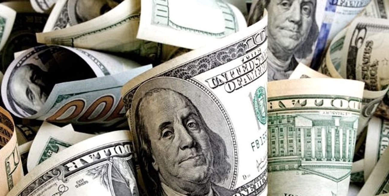 Tras alcanzar precio récord, el dólar bajó $ 1,23 y cerró a $ 42,27