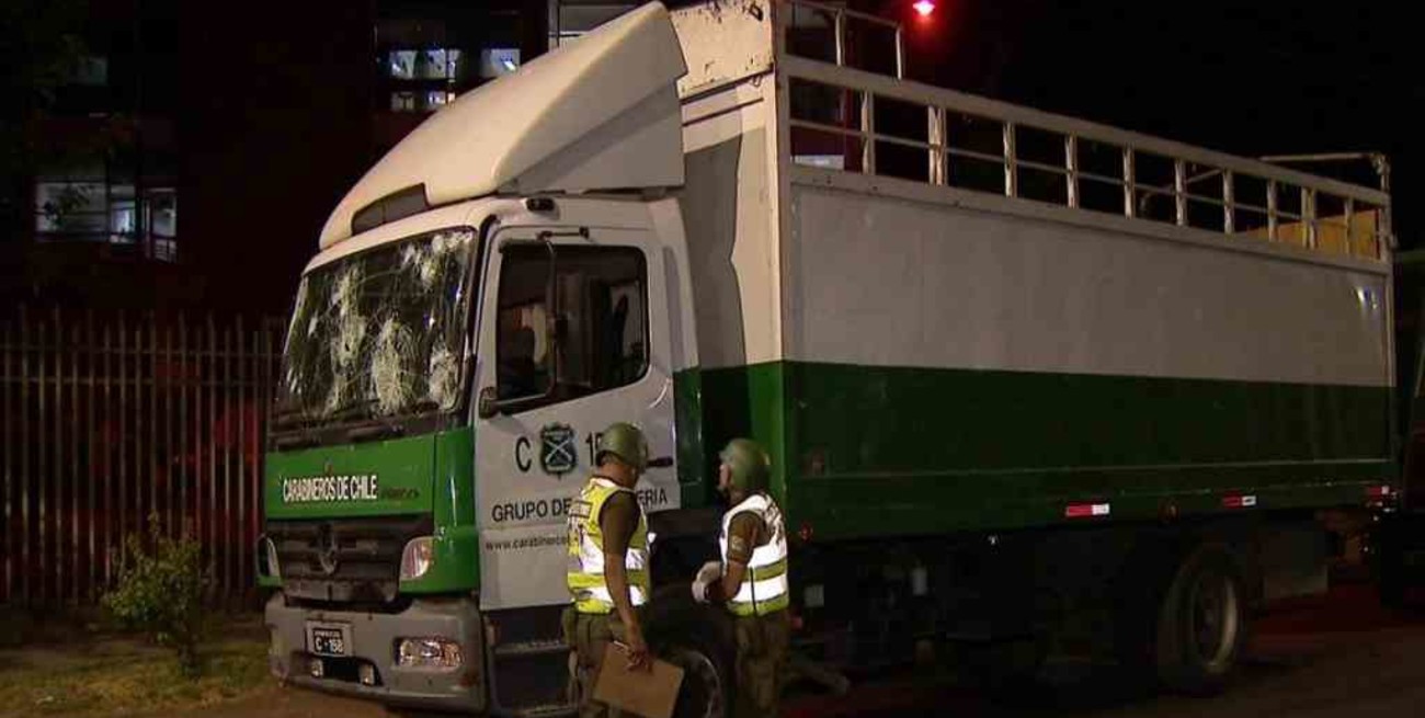 Un hincha de Colo Colo falleció tras ser embestido por un camión de Carabineros