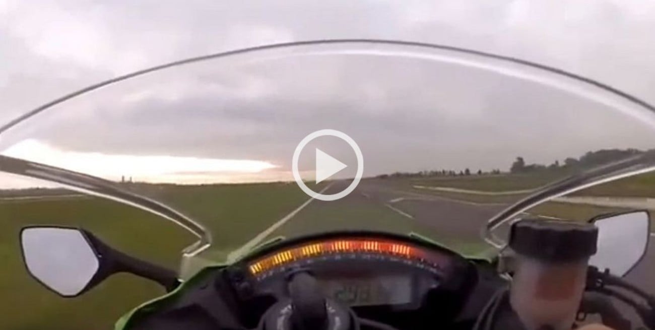 Video: Se filmó circulando en moto a 300 km/h en la autopista Rosario-Córdoba