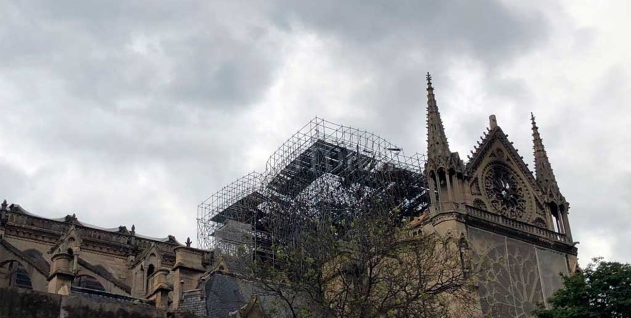 El andamio sobre la cubierta de Notre Dame continúa con peligro de derrumbe