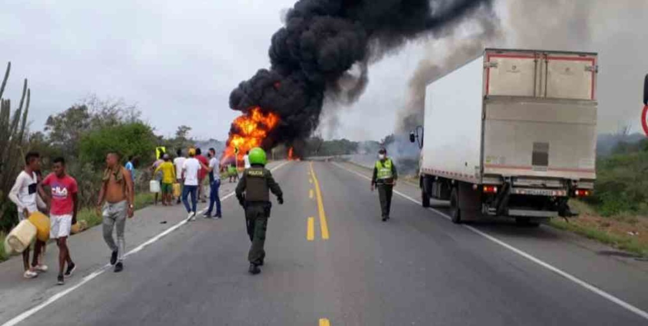 Al menos siete muertos al incendiarse un camión cisterna en Colombia