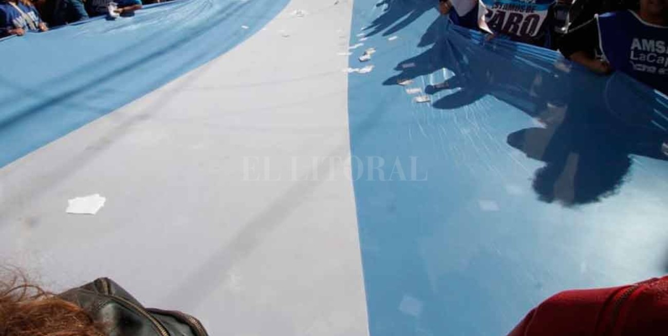 Masiva marcha de estatales y docentes a Casa de Gobierno