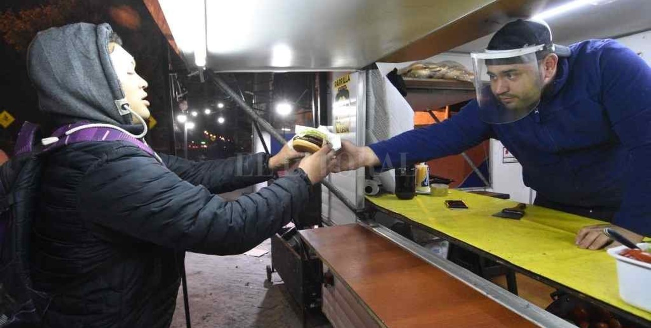 "Improvisamos la cocina en la cochera de mi casa"  