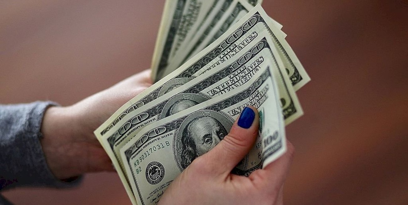 El dólar oficial cerró a $ 67,53 y el contado con liquidación llegó a $ 107,55