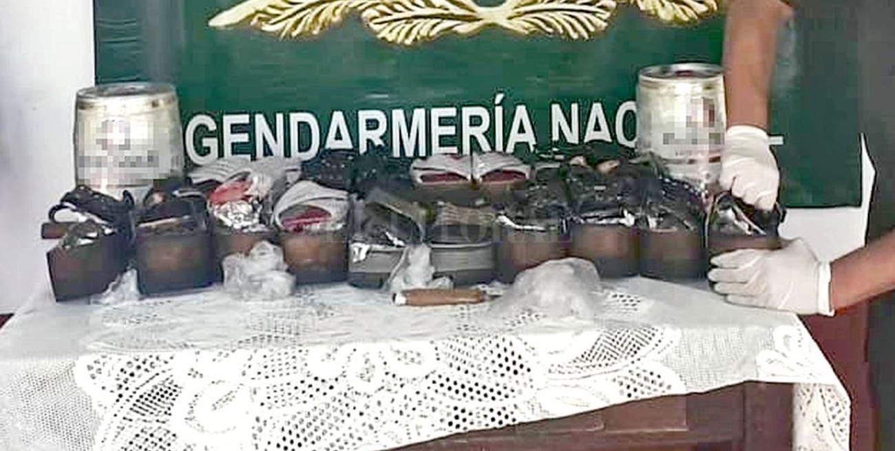 Más de 10 kg de ketamina en barriles de cerveza y 80 paquetes de marihuana en los zapatos