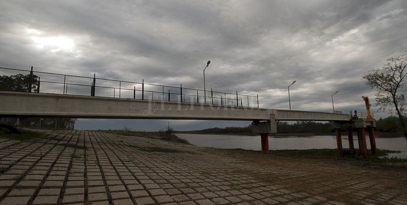 Ponen una bomba de agua de emergencia sobre el Ubajay para asegurar el servicio